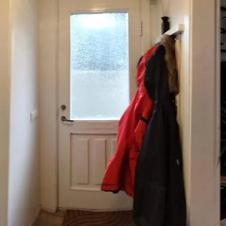 Cozy Close To Downtown Apartment *
