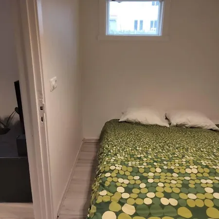 Cozy Close To Downtown Apartment *